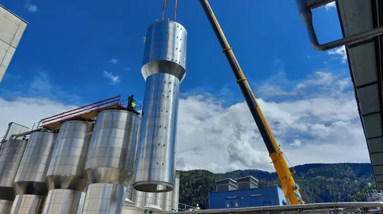 Installation des neuen Laktose Tanks in Kundl | Foto: Spiegeltec