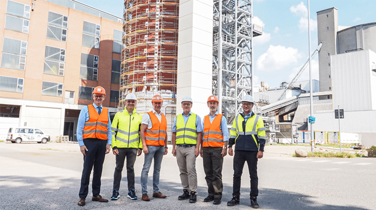 Bei der Einweihung des Extraktionsturms im Nordzucker-Werk Uelzen v. l.: Landrat Dr. Heiko Blume; Alexander Godow, COO Nordzucker; Jürgen Markwardt, Bürgermeister der Hansestadt Uelzen; Lothar Steinmann, Projektleiter Nordzucker; Dr. Andreas Stefansky, Stadtbaurat der Hansestadt Uelzen; Runi Egholm, Head of Sugar Factory Uelzen. | Foto: Nordzucker