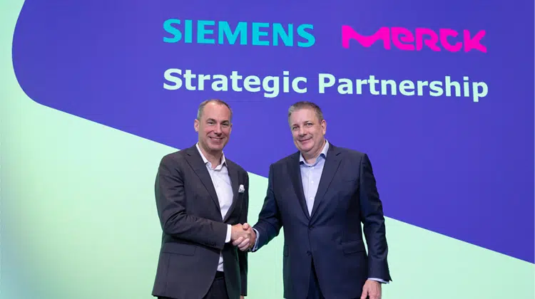 Smartfacturing: Cedrik Neike, CEO Digital Industries und Mitglied des Vorstandes der Siemens AG, und Kai Beckmann, Mitglied der Geschäftsleitung von Merck und CEO Electronics | Foto: Merck