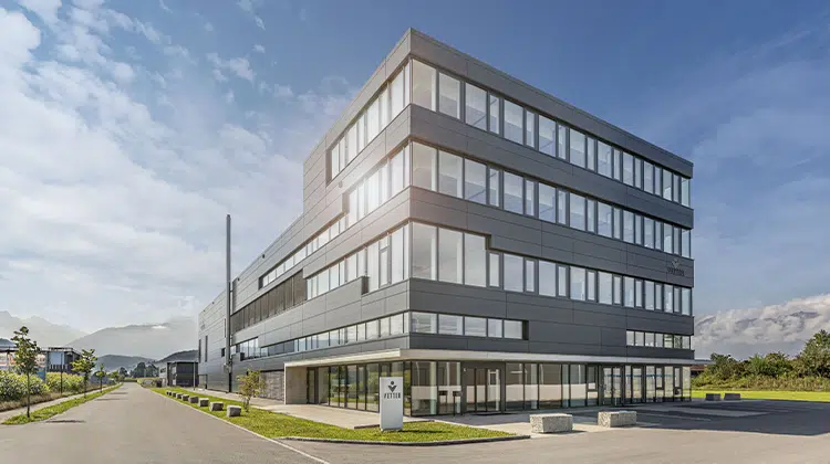 Darstellung des fertiggestellten Gebäudes mit zusätzlichem Stockwerk. | Bild: Vetter Pharma International GmbH